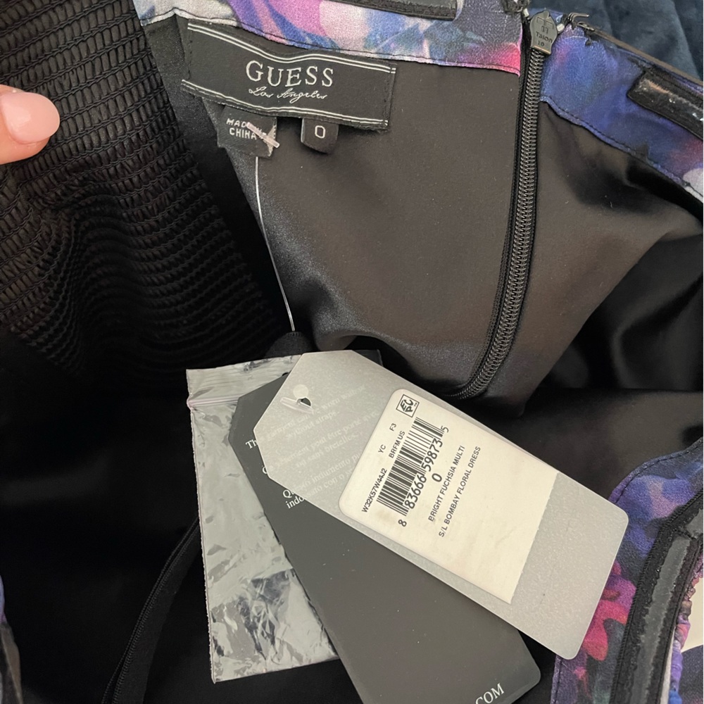 NWT GUESS FLORAL DRESS - Picture 3 of 3